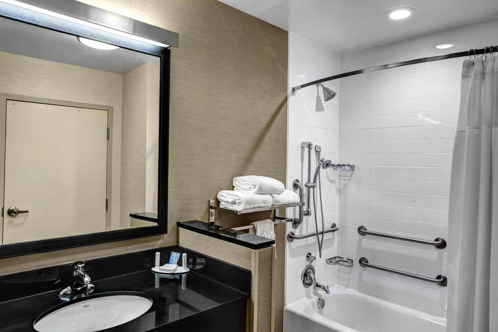 Fairfield Inn & Suites By Marriott Lansing At Eastwood Екстер'єр фото